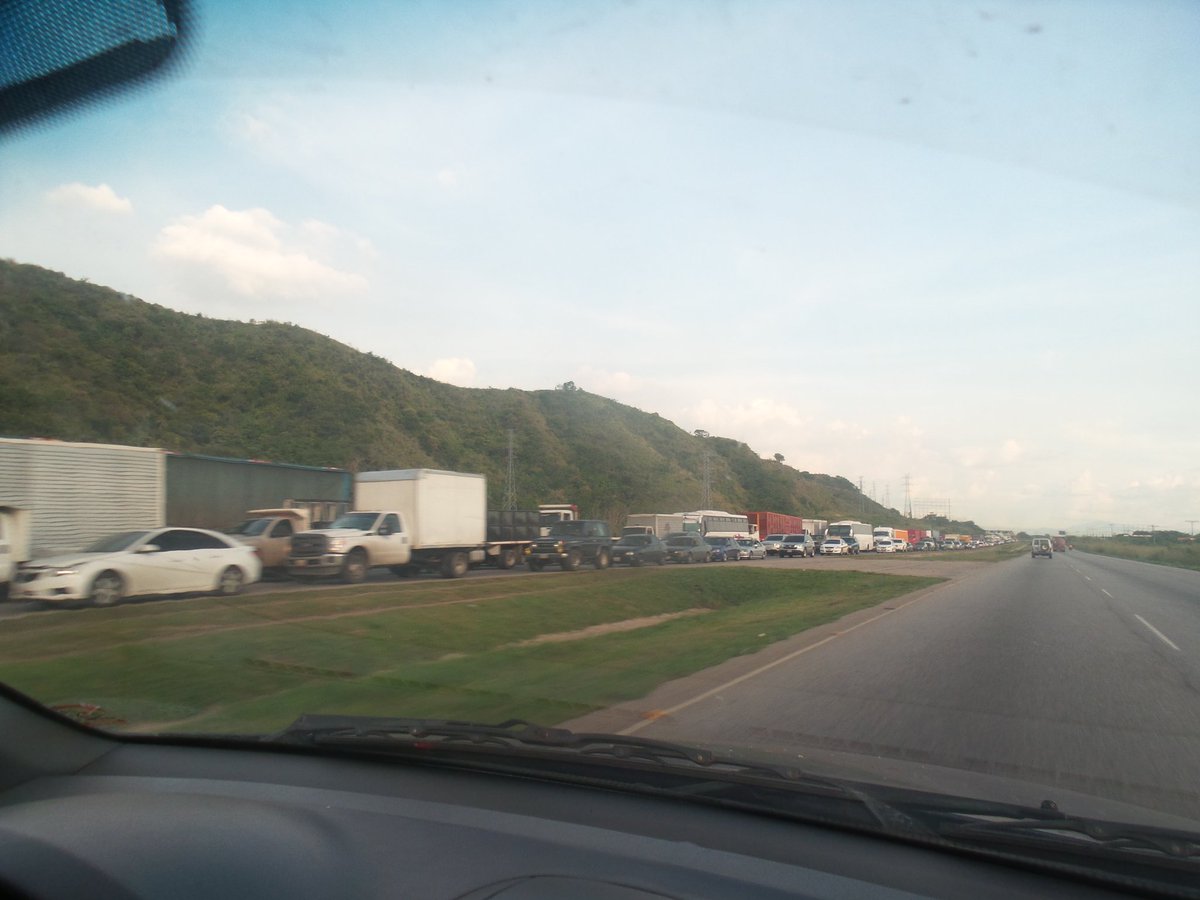 Vane_Depp's tweet photo. La cola comienza por palo negro hasta el final del puente de tunel la cabrera 4:46pm @victoria1039fm @trafficVALENCIA https://t.co/RrZIIlcBsn