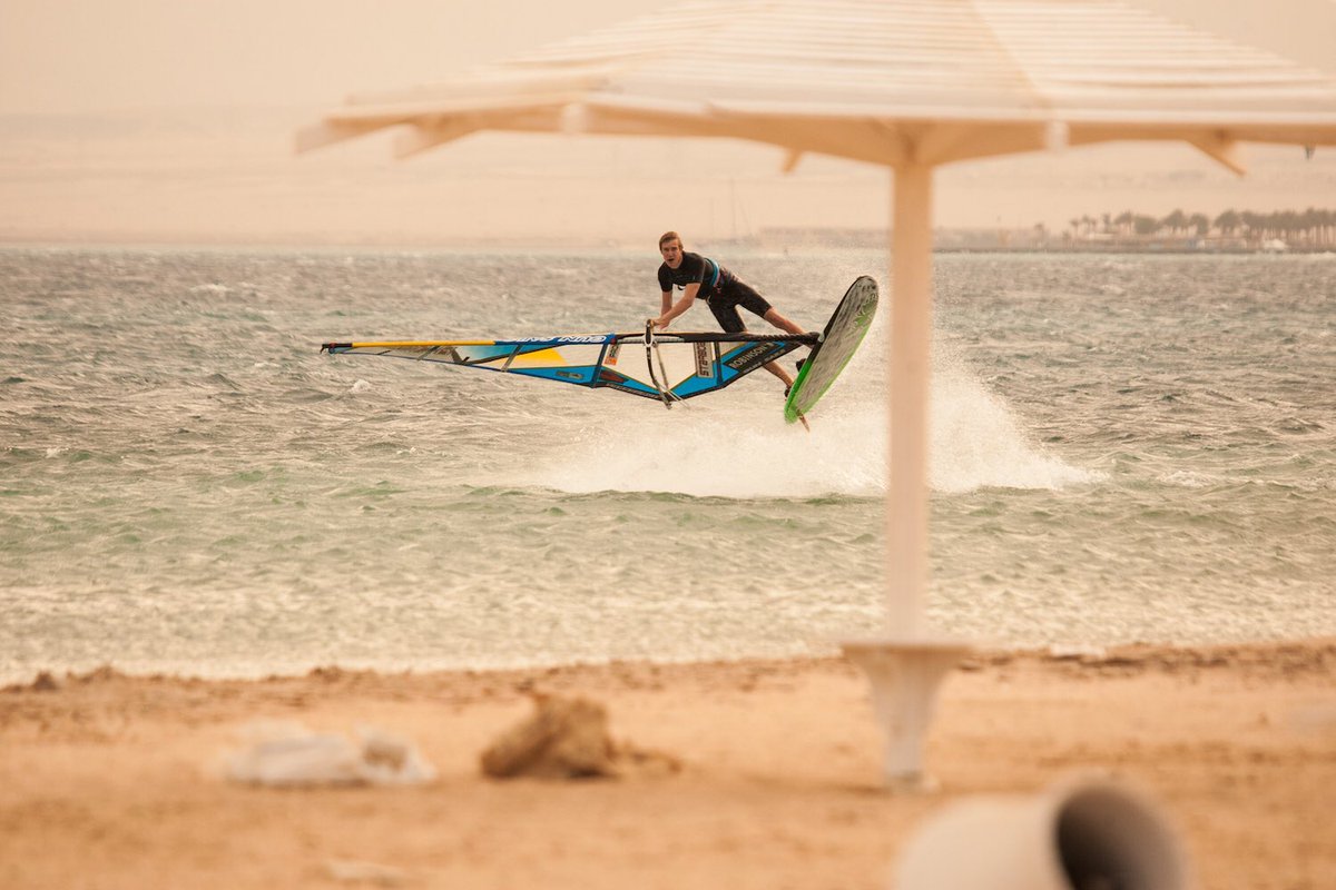 valle_g315's tweet photo. Lonely Session in Egypt last year🏄👌🏼🐪
#somabay #filmmaking #photography #windsurfing #gunsails #picoftheday #photooftheday #surfer https://t.co/WSAQ6ef67h