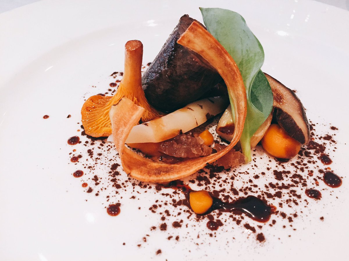 La bellezza dei colori d'autunno nel nuovo menù di <a href="/Chef_Conti/">Roberto Conti</a> al #trussardiallascala 🍃🍁🍂