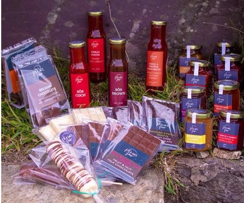 CrefftauHowget's tweet image. Cofiwch am @MarchnadOgwen Sadwrn yma 9:30 - 1:30 @NeuaddOgwen Bwyd a Chrefftau lleol. Croeso cynnes Cymreig yn y farchnad gynnyrch yma