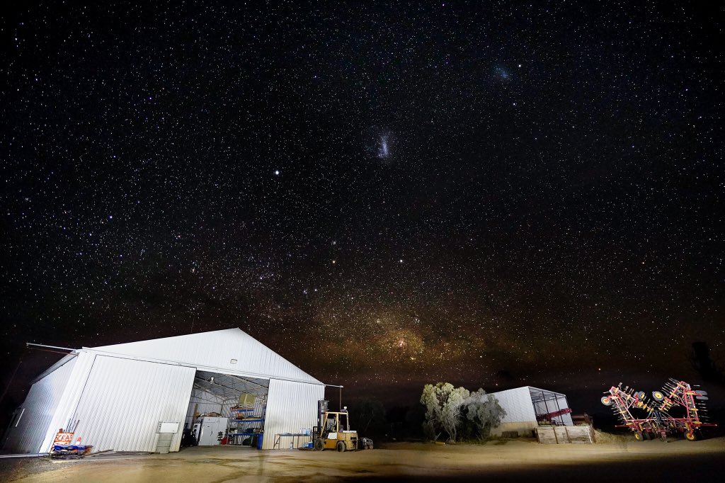 NOMADasaurus's tweet photo. The night stars at the farm in #WesternAustralia. AMAZING! #travel #thisiswa #Australia #wheatbelt #travelshare https://t.co/8iqrChbW48