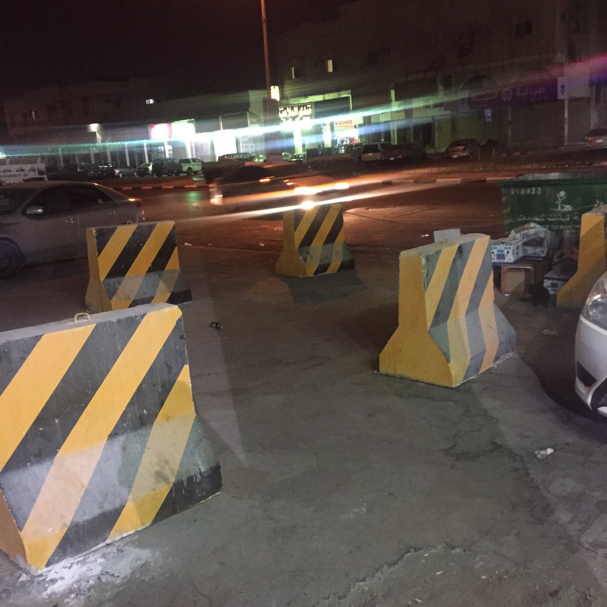 dikooo666's tweet photo. @EasternEamana  إغلاق موقف سيارات من المواقف العامه في الدمام الشارع التجاري الفاصل بين حي أحد و ��ي بدر أرجو اتخاذ الإجراء النظامي https://t.co/dKBjMGgA3R