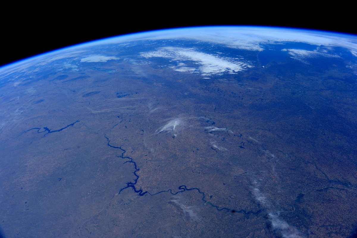 Thom_astro's tweet photo. It's strange, politics seem to stop at an altitude of around 100 km. I cannot wait to see Earth as a whole from space without borders https://t.co/VNeAUGc9YX