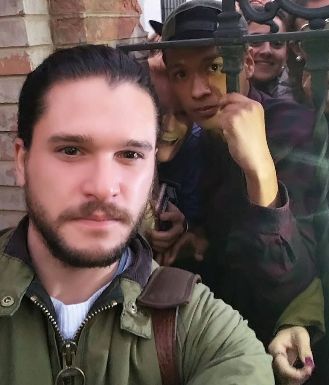 Kit Harington on Twitter: "Kit Harington taking a selfie with fans