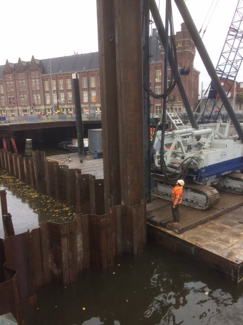 ABMBelbouw's tweet photo. Damwanden plaatsen in gracht voor nieuwe trapopgang/ingang metrostation A'dam Centraal Station #renovatie #oostlijn https://t.co/hIyPvfQvlO