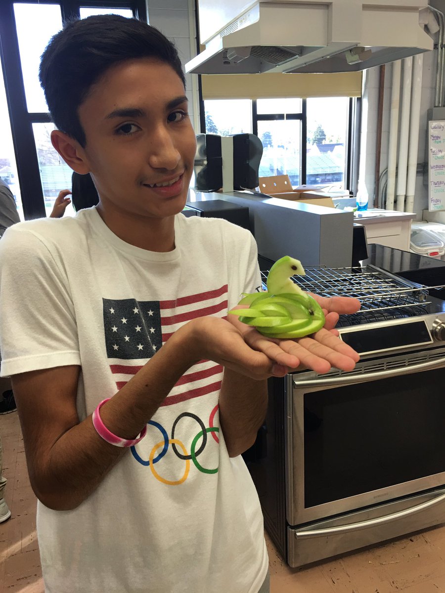 LHS_MrsJeske's tweet image. I think this will always be my favorite day in #CulinaryBasics #platepresentation #leydenpride