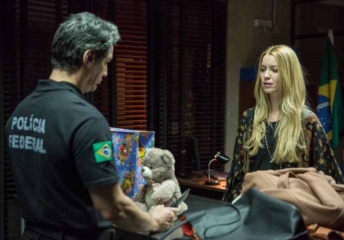 TubeaoVivo's tweet photo. #PrimeiroCapitulo Júlia é presa ao tentar sair do país com drogas
#RockStory #Globo https://t.co/bi448zfElb