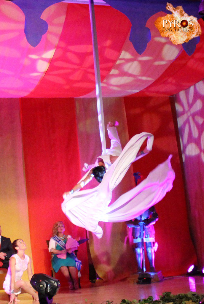 Pyros_spc's tweet image. Riesgo y emoción en la presentación de cargos. #monfortedelcid #pyrosespectaculos #acrobacia #circo