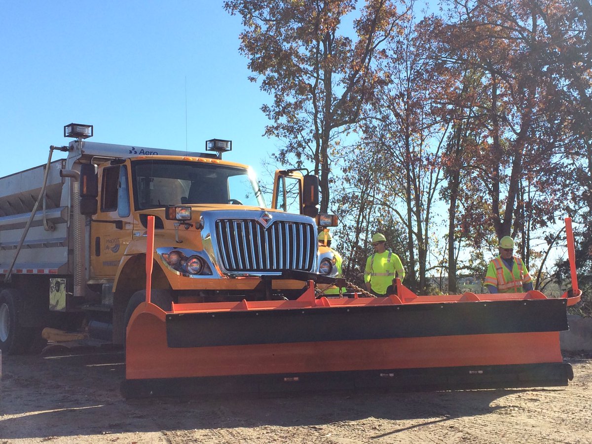 STerndrup's tweet photo. Despite nice weather, snowplows are on the roads today in Central Missouri. MoDOT is testing its equipment. @KOMUnews https://t.co/P5DE6WV5Vq