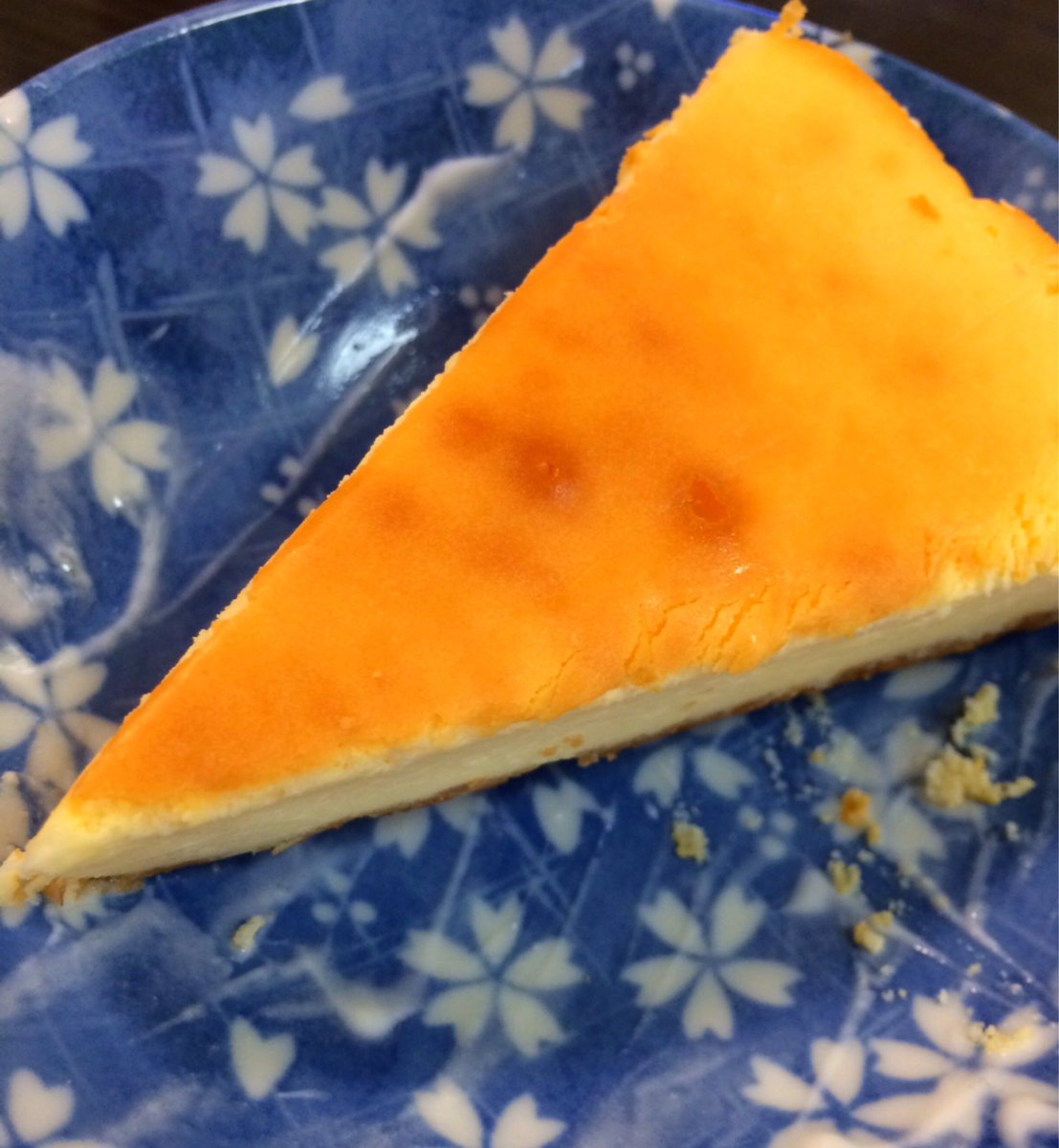 みん ニューヨークチーズケーキ 昨日のベイクドに比べると少しポロポロ する感じでくづれる感じだけど濃厚 今までニューヨークチーズケーキとベイクドチーズケーキの違いわかんなかったけど昨日と今日これ食べて分かった ベイクドの方が私は