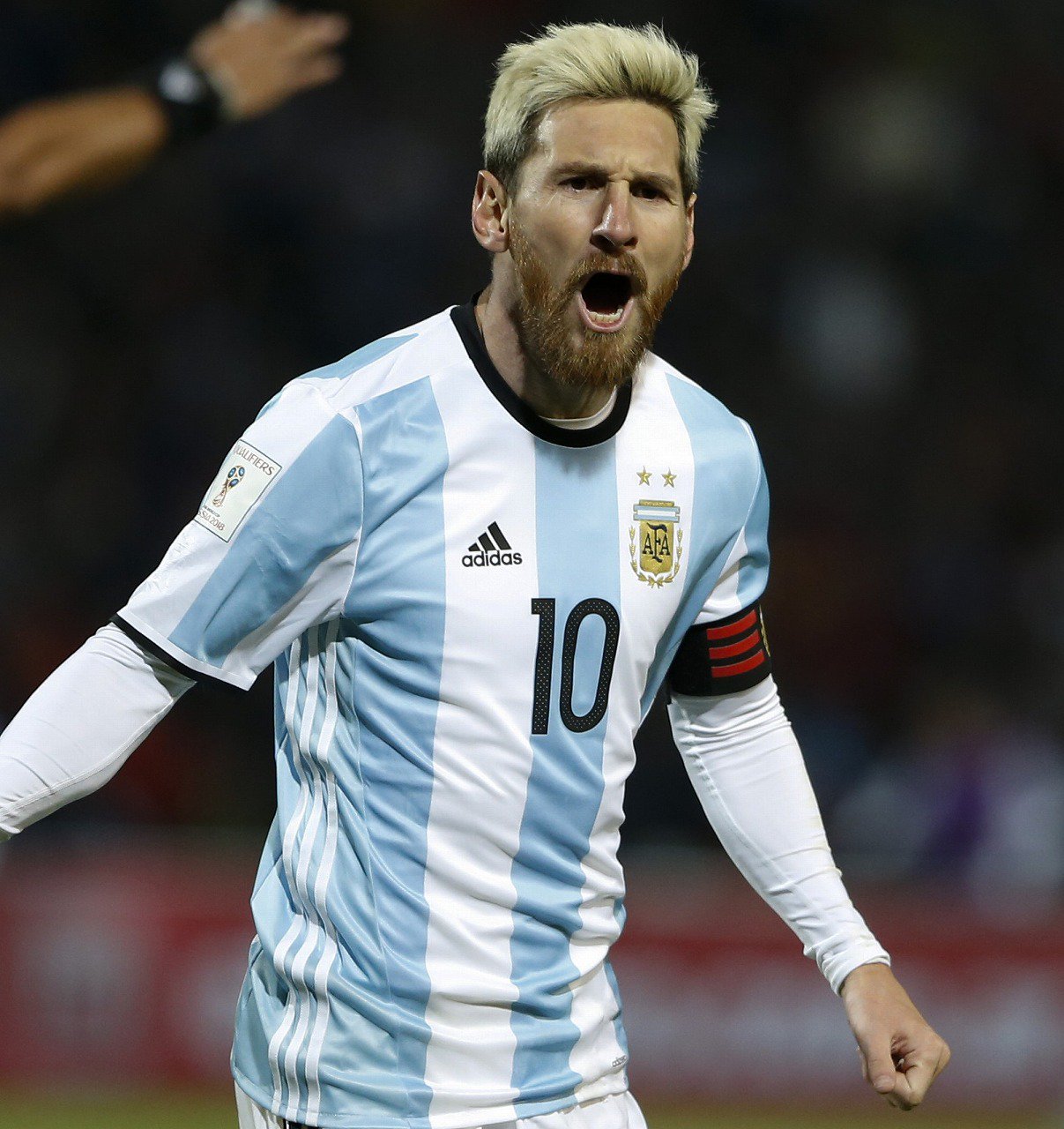 ワールドサッカーダイジェスト編集部 A Twitteren 今オフにも金髪 無精髭の風貌で驚きを提供したメッシ 今度は 黄金の左足 のタトゥーを一新 サッカーダイジェストweb T Co Fqosxnplzo Messi Leo10 Diaz Arg Argentina W杯予選