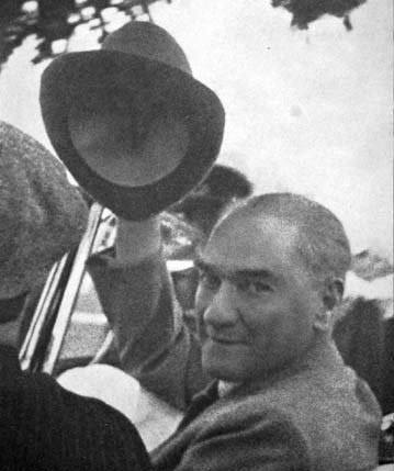 Mustafa Kemal Atatürk'ü derin bir özlem ve sonsuz bir sevgi ile anıyoruz. #10Kasım