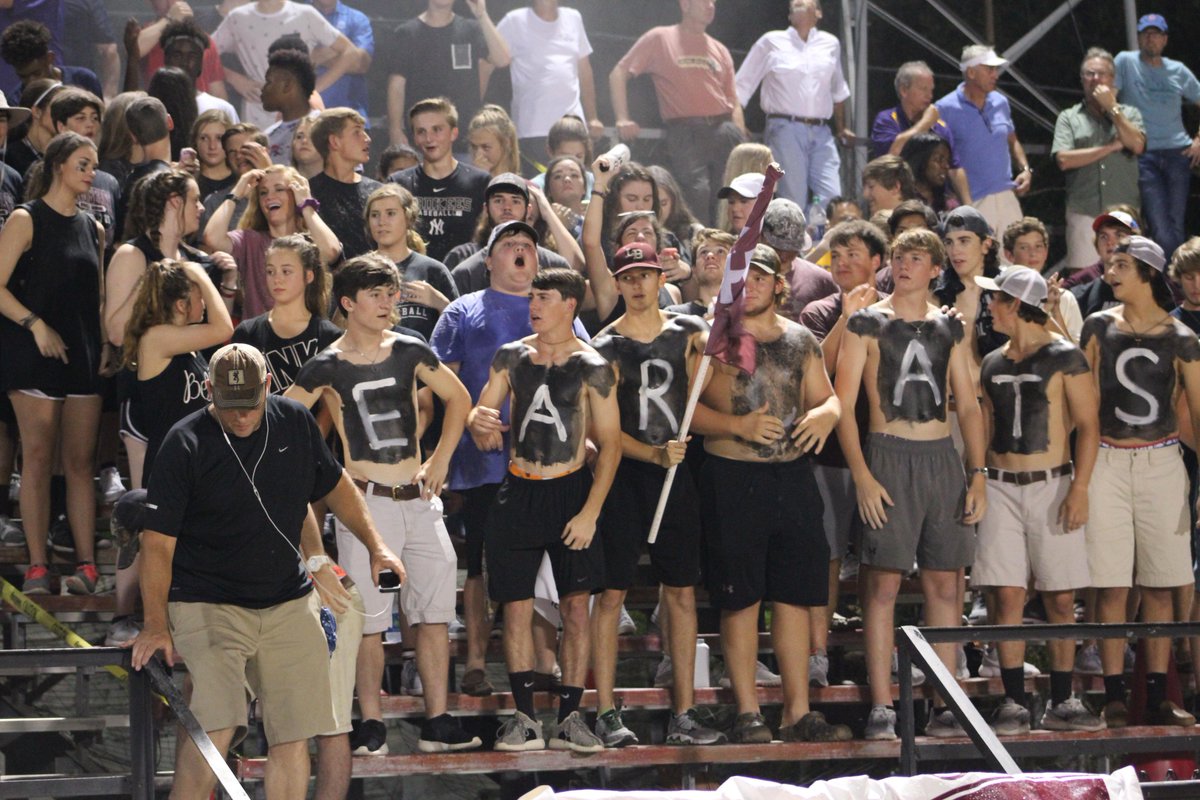 LBHSstudentsec's tweet image. reminiscing on our hype student section that we had this year!!!