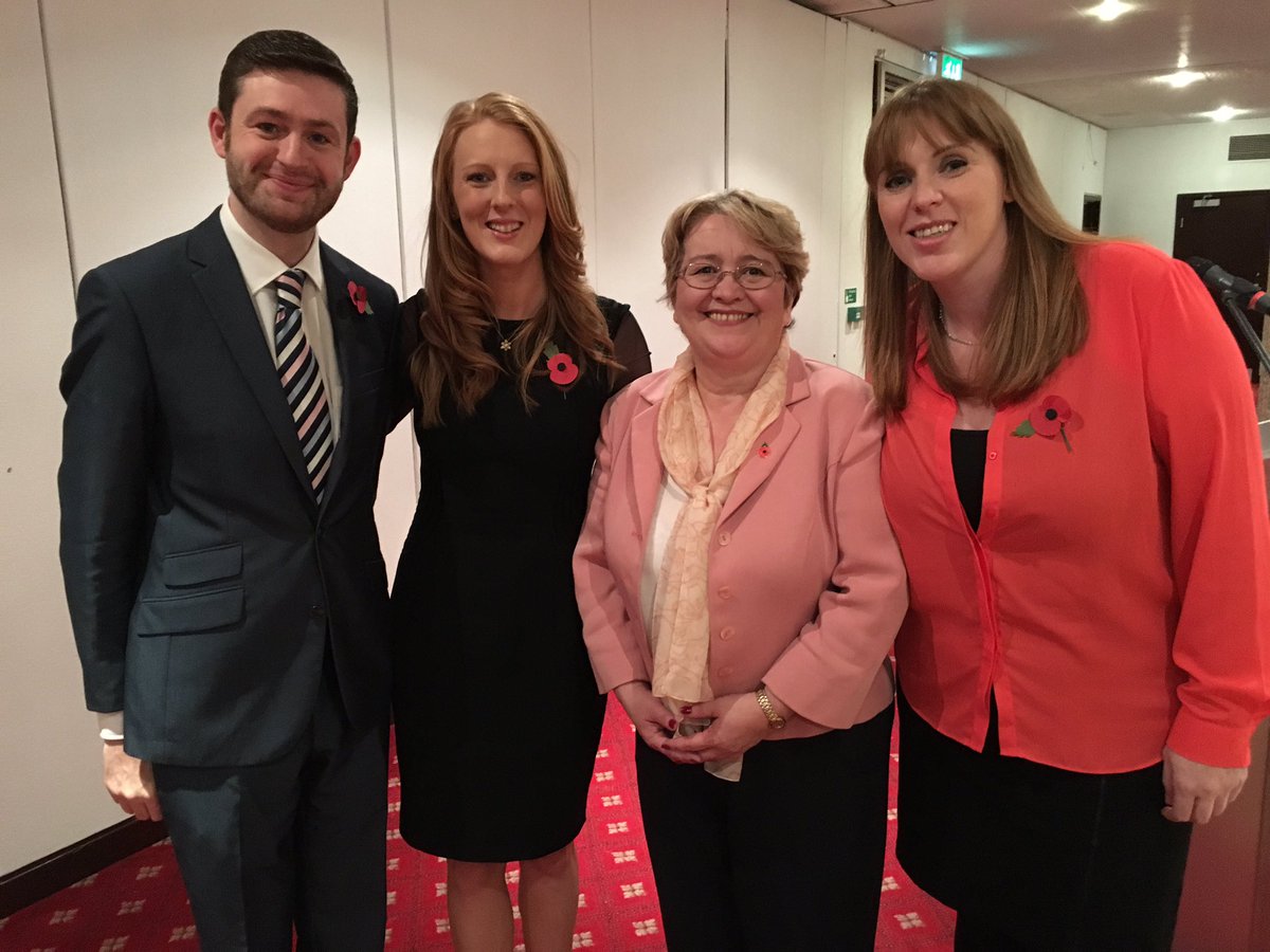 NicolaWhite28's tweet photo. Aaarrghhhh!!! Im officially "Honorary Freewoman of the Borough" #oldham THANK YOU for this incredible honour! #ambassador #inspire #proud 🏑🏅 https://t.co/6QJec8FZgi