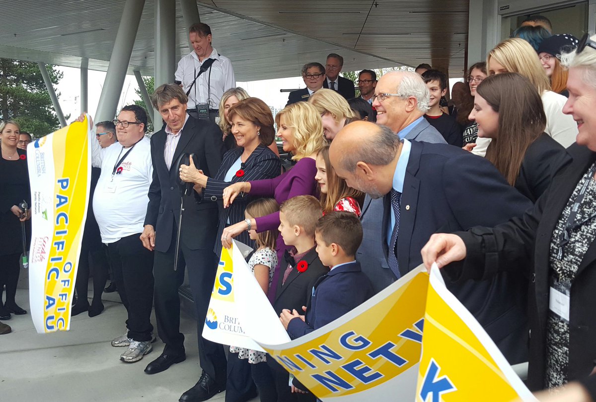 And the ribbon has been cut! Thank you <a href="/christyclarkbc/">Christy Clark</a> for helping us with this monumental moment. #CelebratePAFN 💚