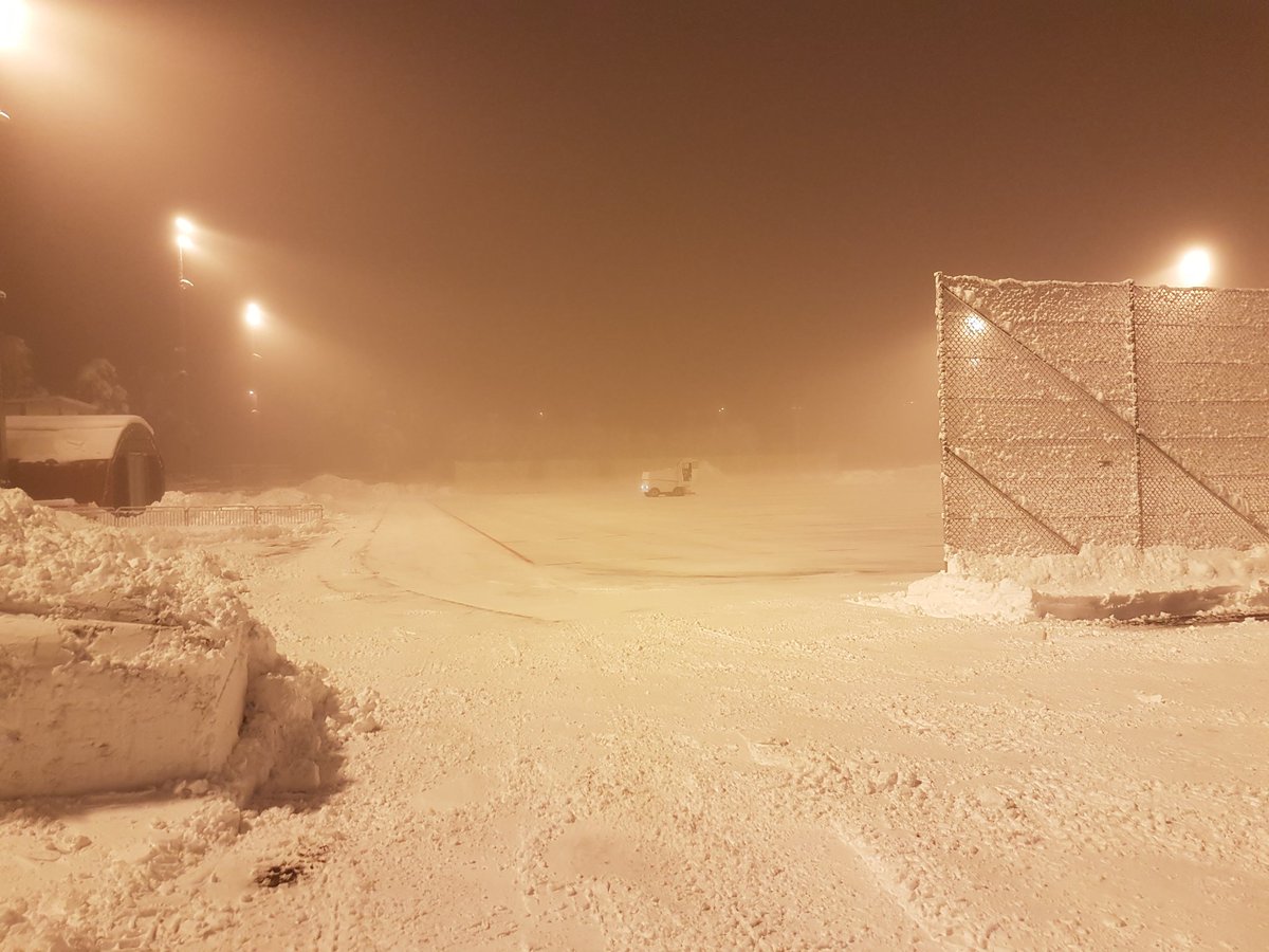 ALagesson's tweet image. Gubbängens IP snart kanske vi får börja använda nya bandybanan. Saknas bara is, sarg, mål, avbytarbänkar, sekretariat, och resultattavlan.