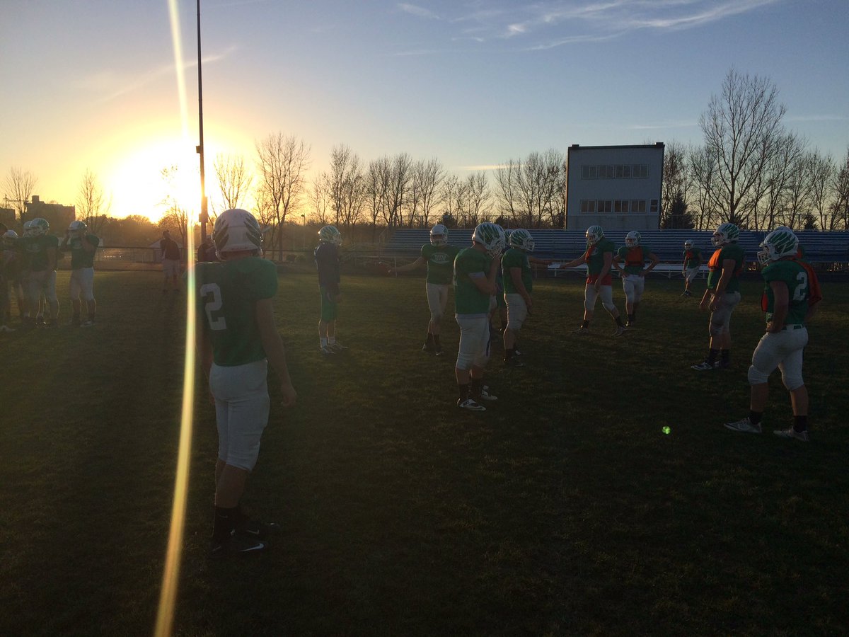 Maple_River_FB's tweet photo. Who doesn't love November practice ! #State2k16 #WeAre https://t.co/hI3LEfCZ31
