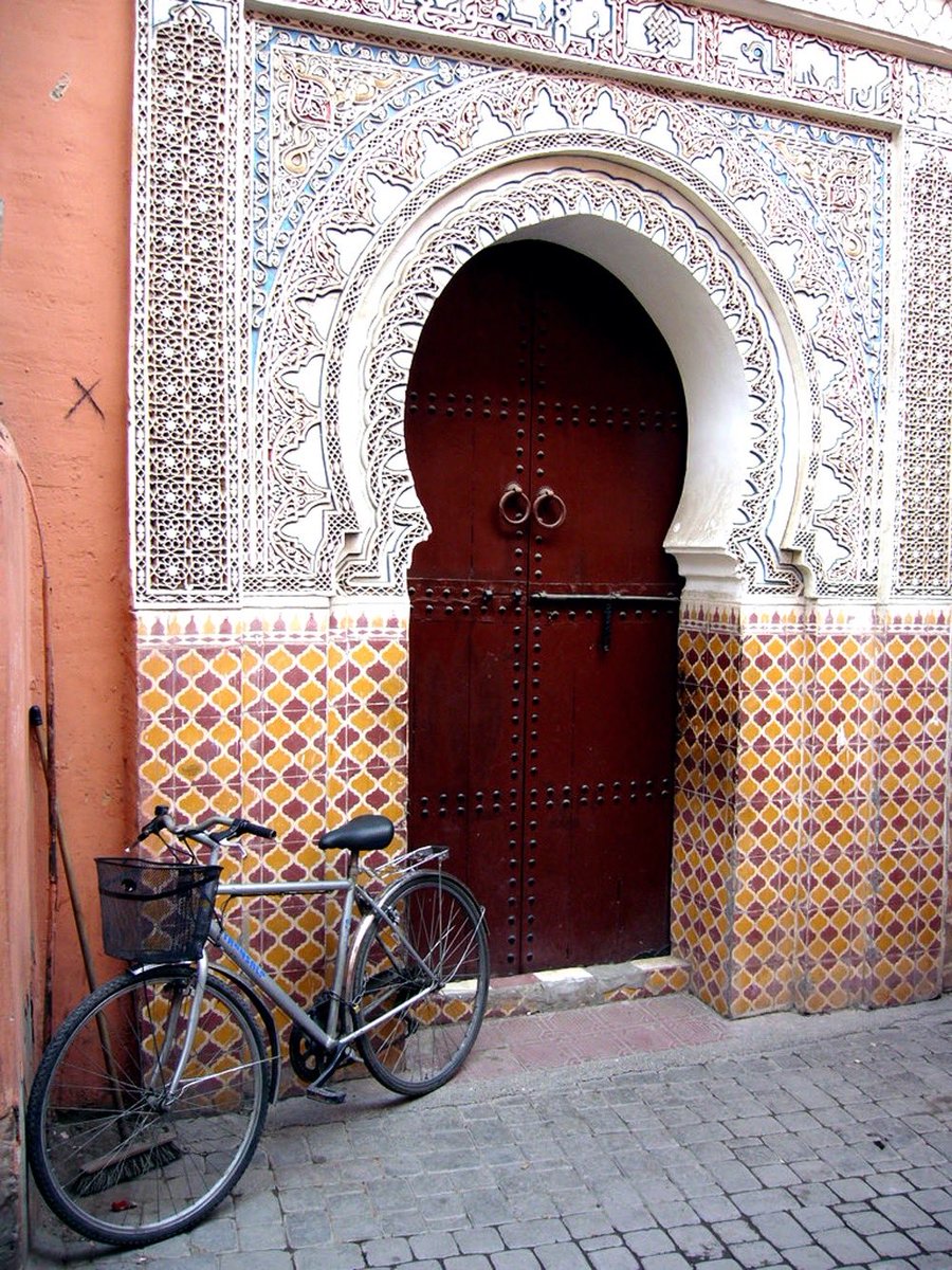 thesassyostrich's tweet photo. Really missing Morocco right about now💛 More to come on the blog! #marrakech #maroc #medina #theredcity #travelblog 🇲🇦🚲📿 https://t.co/R0QJH21k5j
