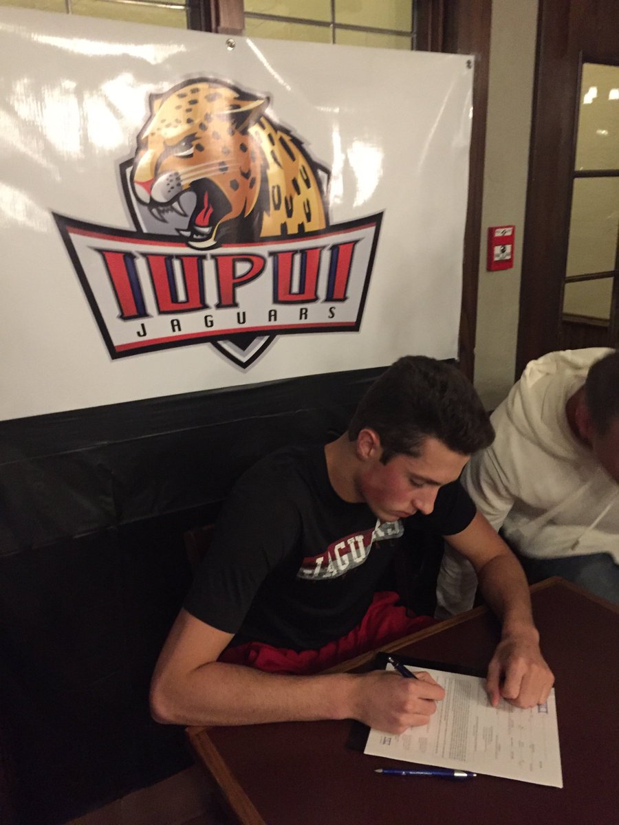 E_Schmeezy's tweet image. Proud moment to be on hand and watch #ShootersAlum 2017 Brandon Hau sign his NLI tonight. #IUPUI here he comes! #TrustedTheProcess