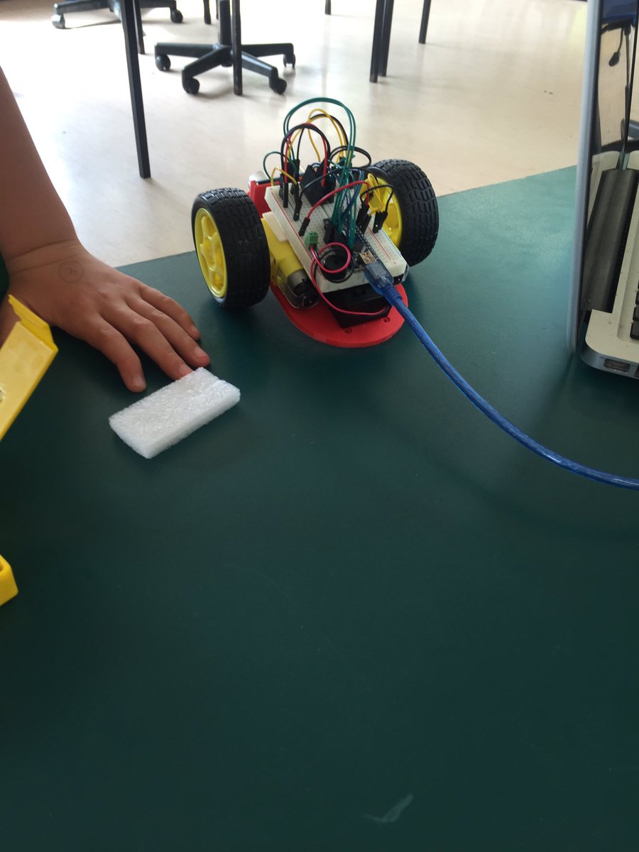 MakeClub_NZ's tweet photo. Epic fun working collaboratively to build a @ZombiebotHQ nano robot today https://t.co/LrzlyPfQv9