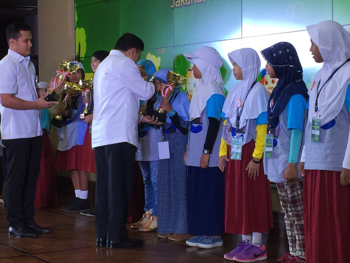 Kemdikdasmen's tweet photo. Penyerahan penghargaan kpd pemenang lomba cerpen, pantun, syair, dan mendongeng #KPCI2016 https://t.co/3vf6fwLNXT