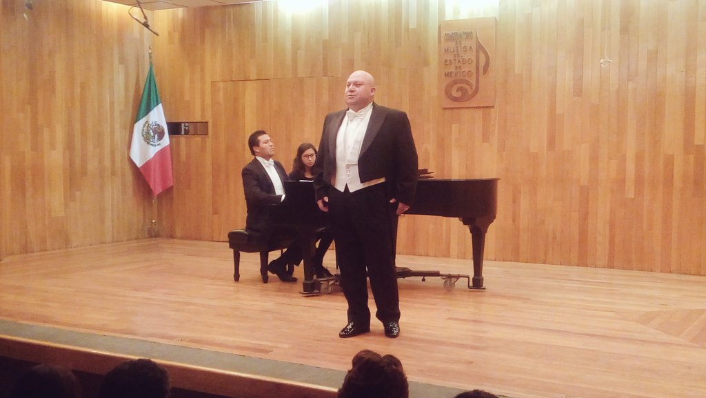 COMEM (@oficialcomem) on Twitter photo Después d 20 años regresa el Bajo,cantante Noé Colín a su terruño Toluca, actualmente radica en Viena Austria. <a href="/CulturaEdomex/">Secretaría de Cultura y Turismo</a> @EduardoGascaP Después d 20 años regresa el Bajo,cantante Noé Colín a su terruño Toluca, actualmente radica en Viena Austria. <a href="/CulturaEdomex/">Secretaría de Cultura y Turismo</a> @EduardoGascaP