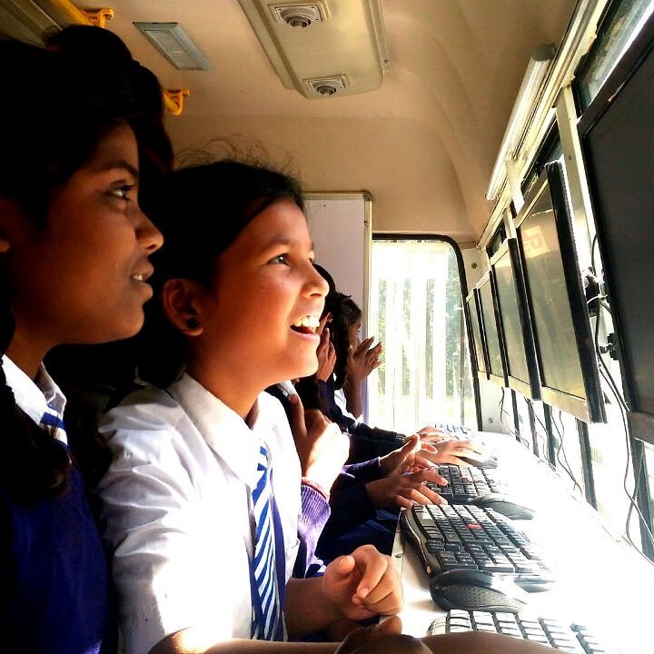 AasraaTrust's tweet photo. #MobileComputerLab sponsored by#thehansfoundation is bolstering #education with #technology at city schools https://t.co/fPUon7qt4F