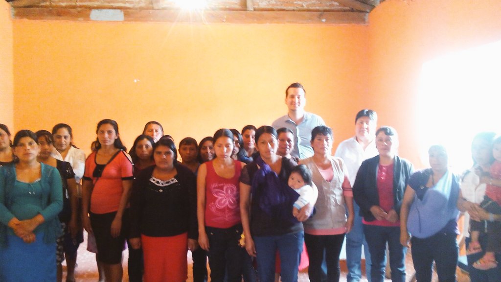 FernandoZFranco's tweet photo. Hoy con beneficiarias de Prospera en Rayón, Chiapas platicando acerca de la importancia de un voto libre y razonado #IneChiapas 02JDE https://t.co/Uxf52XViGC
