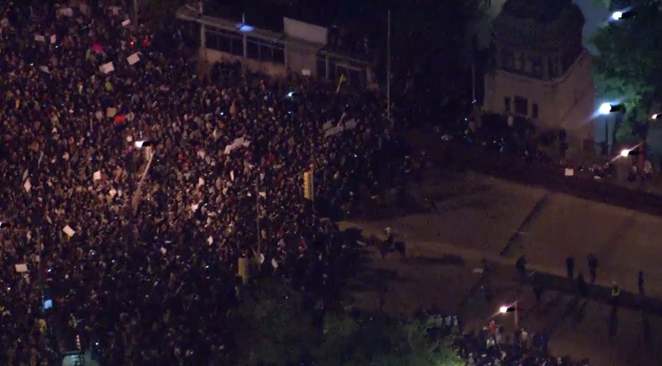 BuzzFeedNews's tweet image. Watch live: Hundreds of anti-Trump protesters have gathered outside the Trump Tower in downtown Chicago abc7chicago.com/live/23381/