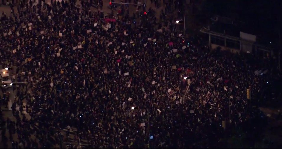 BuzzFeedNews's tweet image. Watch live: Hundreds of anti-Trump protesters have gathered outside the Trump Tower in downtown Chicago abc7chicago.com/live/23381/