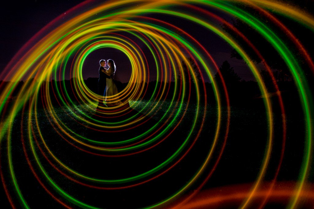 LearningLens_'s tweet image. While chatting with guests, this wedding photog discovered a family member&apos;s hidden talent involving light &amp;amp; motion ow.ly/zsHR3061hJP