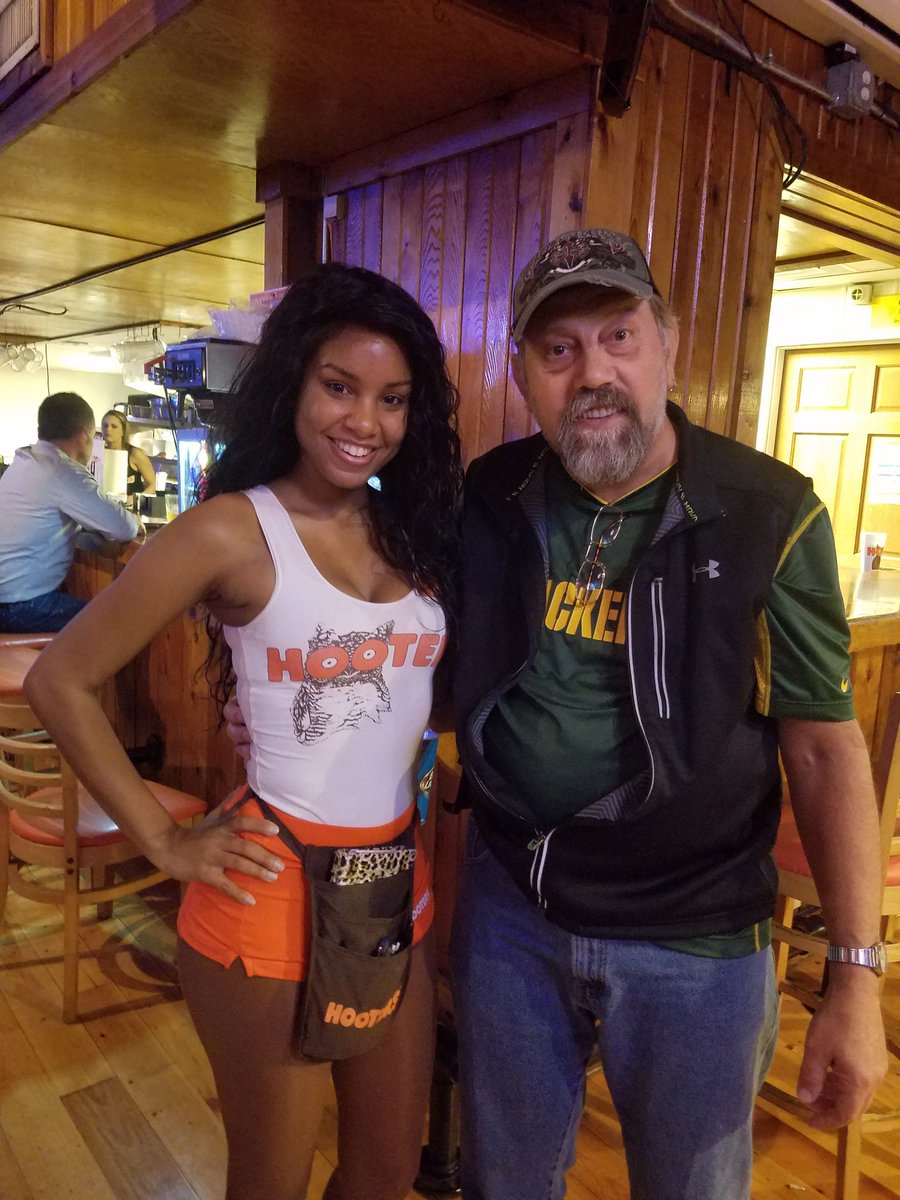 bob_bates13's tweet photo. My birthday @Hooters #hooters #hooters girls #Loriel https://t.co/FdiyOKXtnM