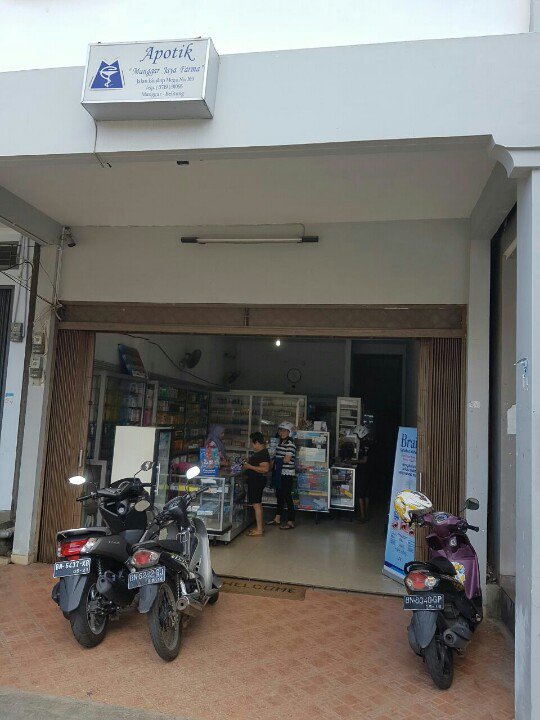 Apotek keluarga Ahok