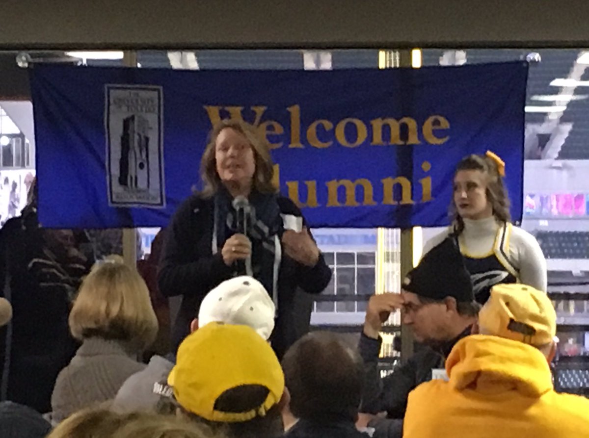 UToledoAlumni's tweet image. .@UTPresident welcomed over 220 @ToledoFB fans to our Pregame Party tonight before @CoachCandle leads our team to victory vs. NIU! #beatNIU