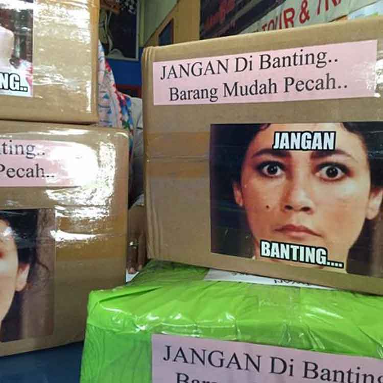 Bikin Ngakak Baca 8 Tulisan 'Paket Jangan Dibanting' ini