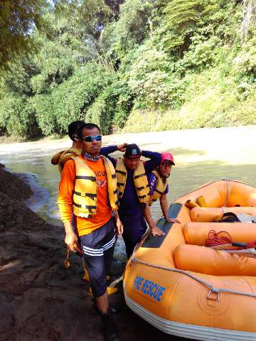 d_cafepur's tweet photo. Evakuasi korban hayut di sungai cihoreng pondok salam,,,semangat tim rescue damkar purwakarta @DediMulyadi71  @Kaharti_PWK @ama_jentreDKP https://t.co/1JgIgghuvy