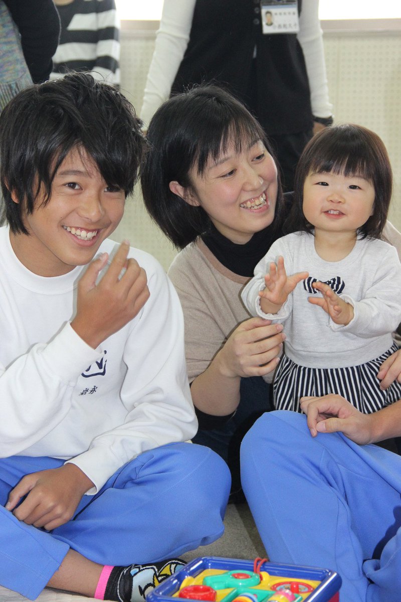 洛南タイムス Pa Twitter 宇治市立西宇治中学校 井戸充校長 で8日から 3年生の 赤ちゃんとのふれあい交流 の取り組みが始まった 若いお母さんと一緒に訪れた生後間もない赤ちゃんや乳幼児たちが生徒の前で愛嬌をふりまいている 洛南タイムス11月10日付8面 洛南タイムス Pa Twitter 宇治市立西宇治中学校 井戸充校長 で8日から 3年生の 赤ちゃんとのふれあい交流 の取り組みが始まった 若いお母さんと一緒に訪れた生後間もない赤ちゃんや乳幼児たちが生徒の前で愛嬌をふりまいている 洛南タイムス11月10日付8面