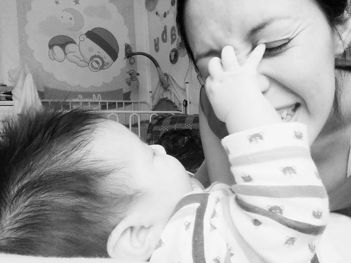 LauritaEdwards's tweet photo. Esas caricias q emocionan todo mi dia!!..#babymathi ❤👶❤..#jugandoconbebe https://t.co/HNI3WGyhtS