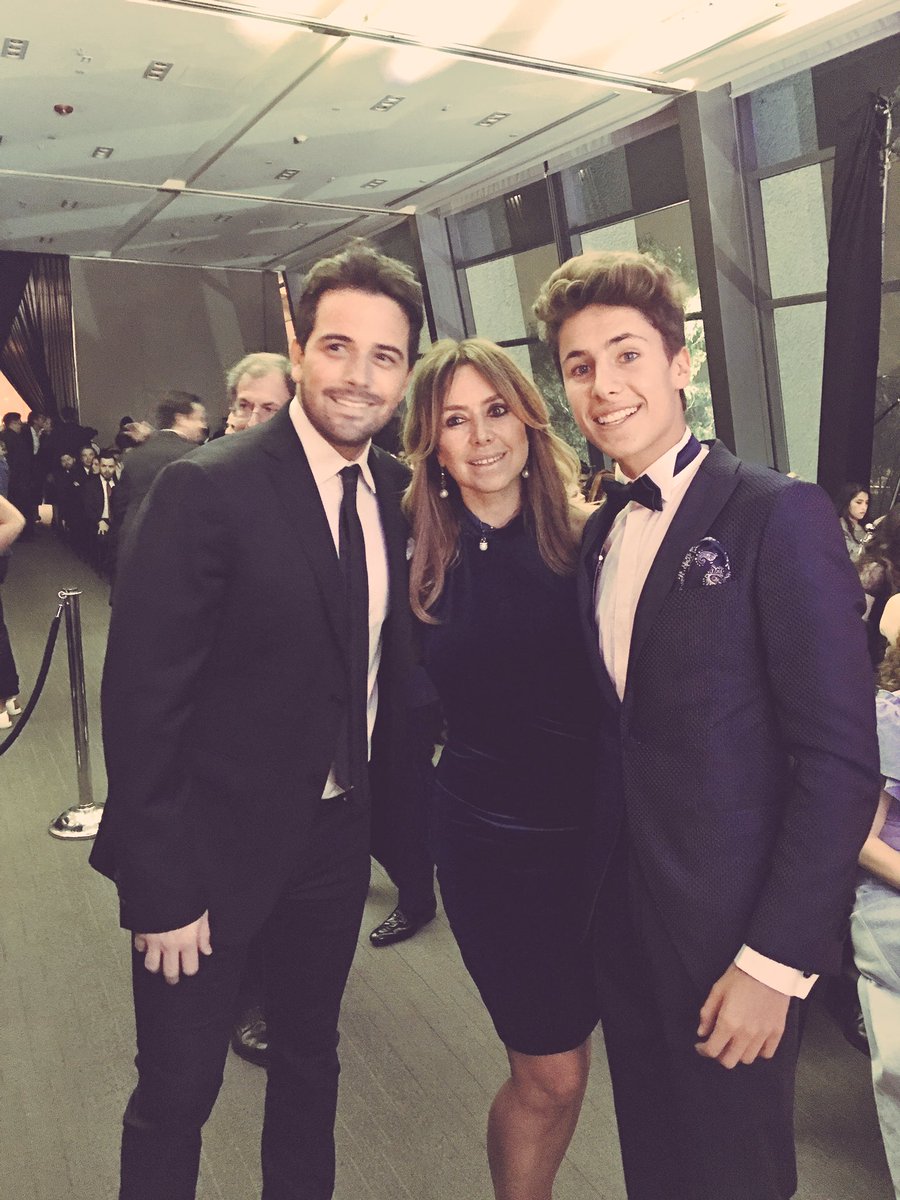 manedelaparra's tweet photo. Aquí con mi bro @ElJuanpaZurita y su hermosa señora madre ! #GQMX10 @GQMexico https://t.co/3xV7KlPAcQ