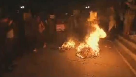 foxcarolinanews's tweet image. LIVE NOW: Protesters in California burning effigy of Donald Trump. foxcarolina.com/category/21355…