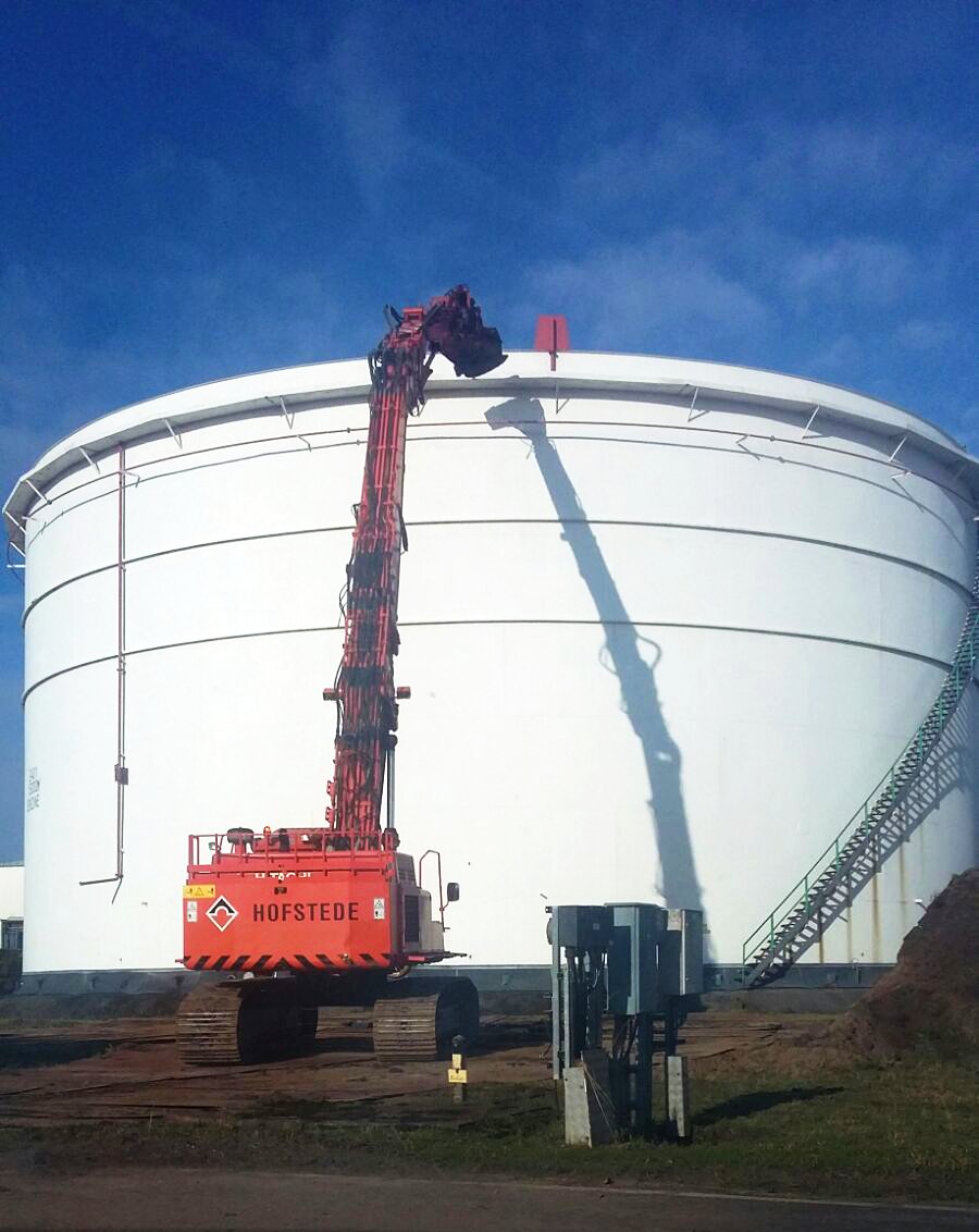 HofstedeBV's tweet photo. Een nieuw #sloopproject is gestart: een 32 meter brede #tank wordt vakkundig gesloopt, inclusief drijvend dak én rolling ladder. #industrie https://t.co/R71nvtB7CQ