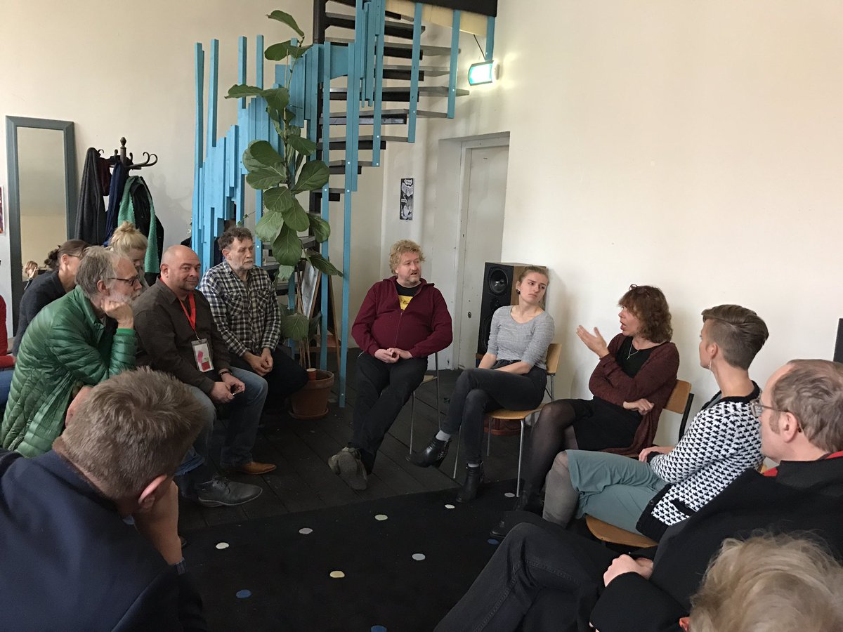 Mooie parallel 'durf te duiken in vloeibare samenleving' <a href="/faridtabarkiNL/">Farid Tabarki</a> en 'collaborative free fall' van <a href="/thuurcaris/">thuur caris</a> tijdens <a href="/letsgro050/">Let's Gro</a>