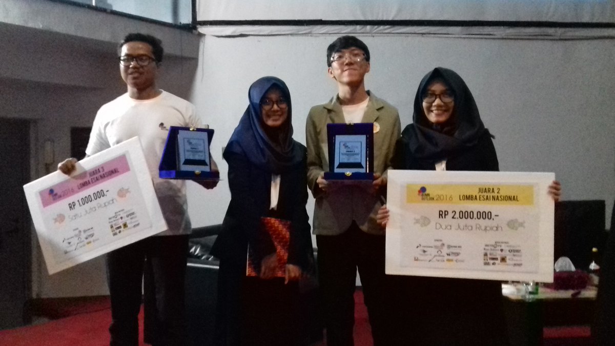ceosforbumn's tweet photo. Selamat kepada Team Univ. Brawijaya sebagai Juara ke 3 dan Team Univ. Gadjah Mada sebagai Juara ke 2 Lomba Esai! https://t.co/c9OkO5Exd4