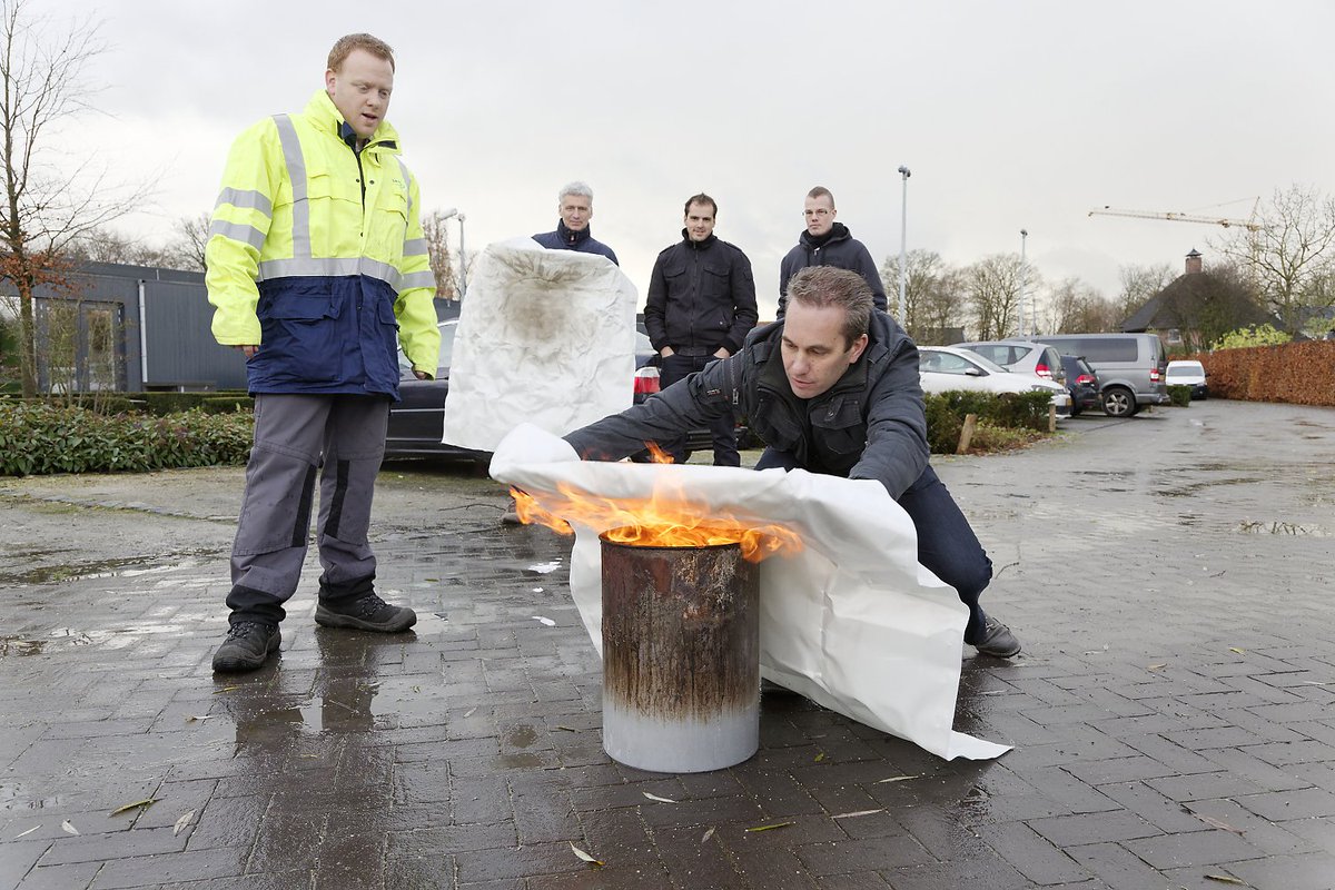 SGS_SEARCH's tweet photo. Investeren in (vak)kennis en kunde? Profiteer nu van winterkortingen op trainingen zoals VCA, BHV en asbest! https://t.co/2vfsRBTv3S https://t.co/ydVd9gjv9Q