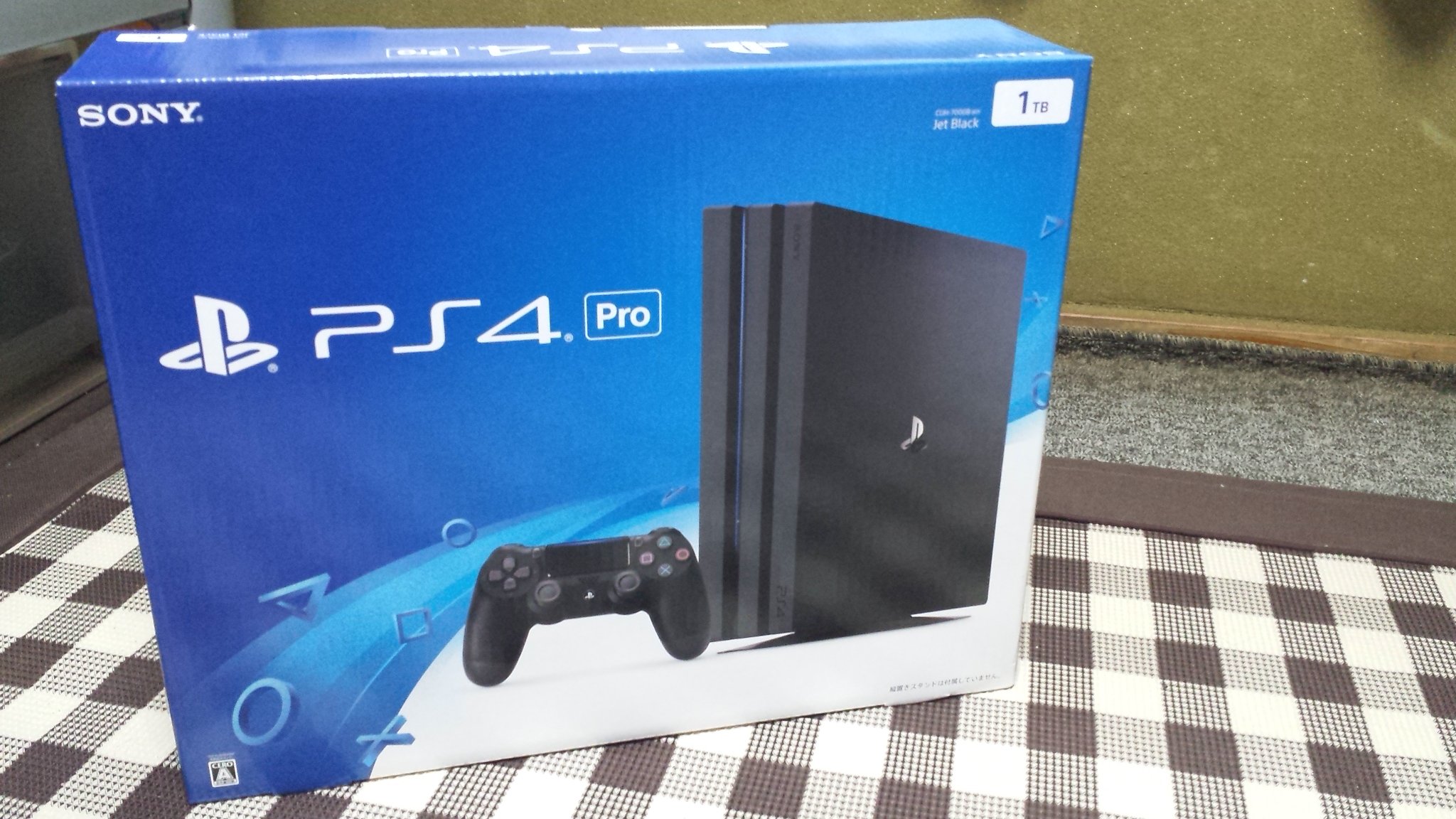 らぎ 新作ゲーム実況 Pso4proです 箱はカラーの段ボール素材 保証に必要な購入店舗印欄は外箱にあります 中の梱包 はいつものps4といったところ 本体は段ボールで固定され コードとコントローラは手前段ボールに入っています T Co