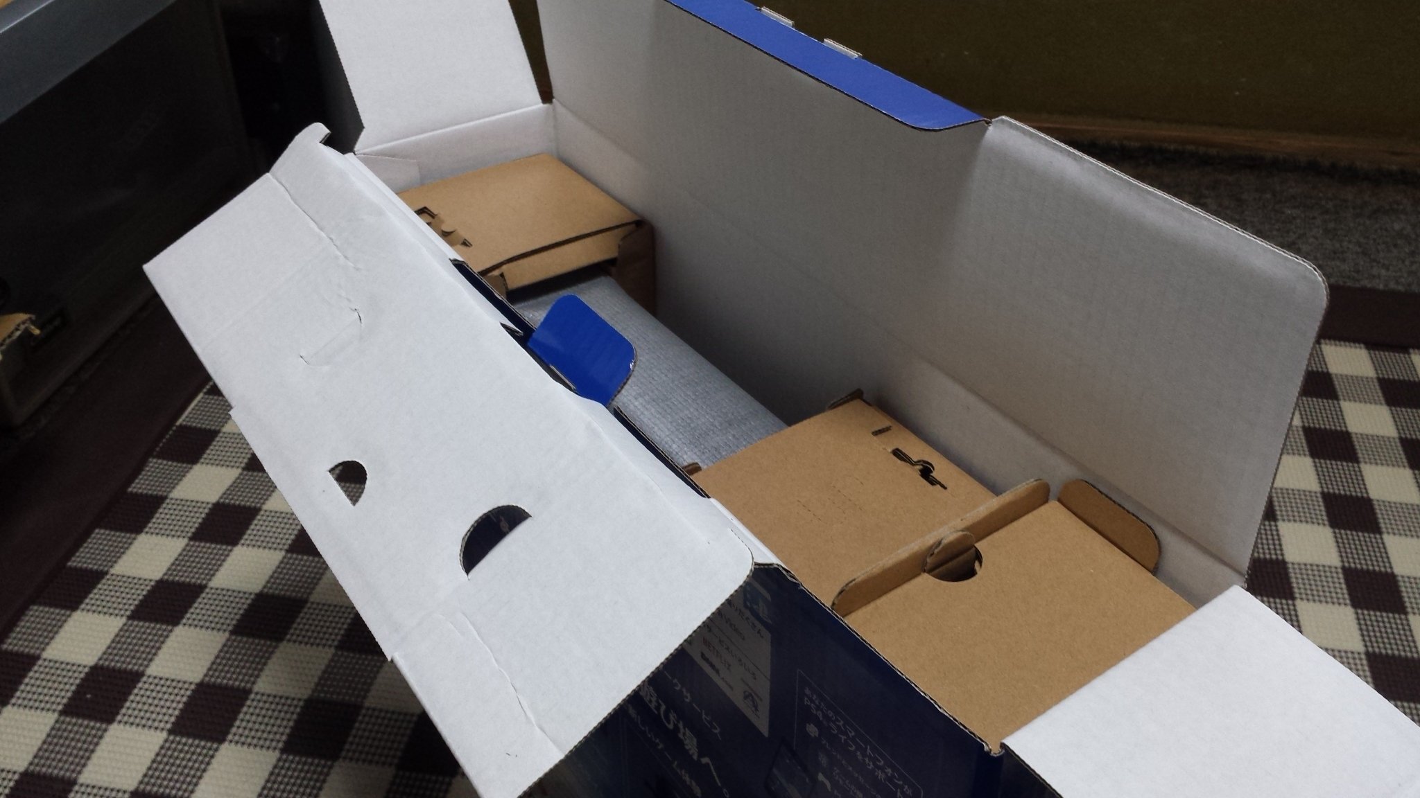 らぎ 新作ゲーム実況 Pso4proです 箱はカラーの段ボール 素材 保証に必要な購入店舗印欄は外箱にあります 中の梱包はいつものps4といったところ 本体は段ボールで固定され コードとコントローラは手前段ボール に入っています