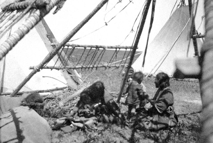sa_pioneers's tweet photo. Tsuu T'ina women in travois shelter #Sarcee 1899 #ABhistory https://t.co/LMq75xqk8a