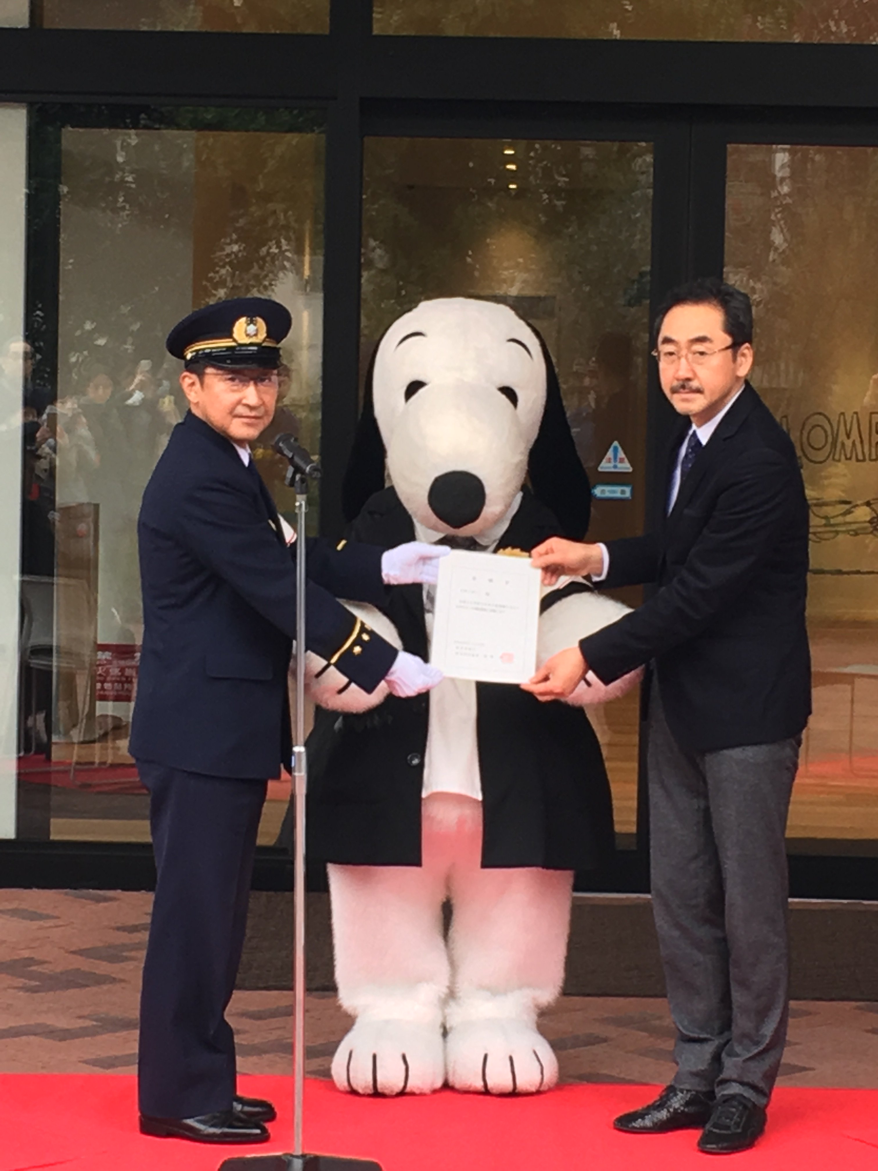 Snoopy Museum Tokyo ミュージアムから 火災予防イベントをおこないました 港区麻布消防署と共同で火災予防 イベントを実施しました 実は1966年のコミックスで火事にあった こともあるスヌーピー 今日は一日消防署長として大活躍でした 安全な
