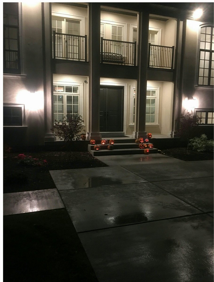 PinnacleRecover's tweet photo. The holidays are in full swing at Pinnacle! Our Halloween jack-o-lanterns turned out great - take a look! https://t.co/edS62OLNCL