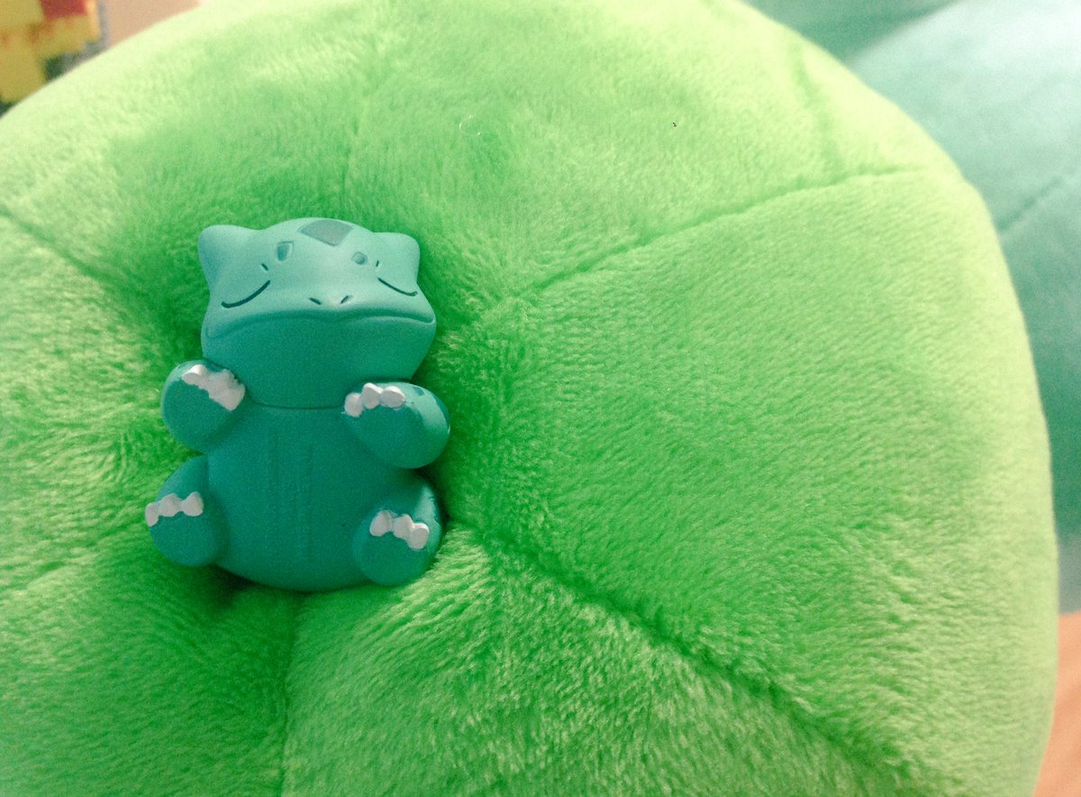 청소기 돌리면서 동생방 들어갔더니 이상해씨 인형 위에서 이상해씨 피규어가 넘 딱 맞게 들어가서 기분 좋게 자고 있어서ㅋㅋㅋㅋㅋㅋ 육성으로 으앗 귀여워!! 이랬다ㅋㅋㅋㅋㅋ